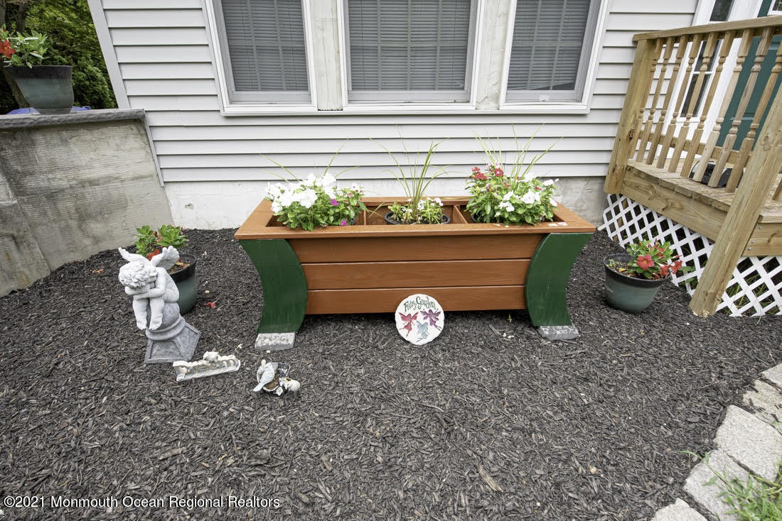 490 Hyson Road Jackson, NJ 08527 - Photo 5 of 47 Front garden