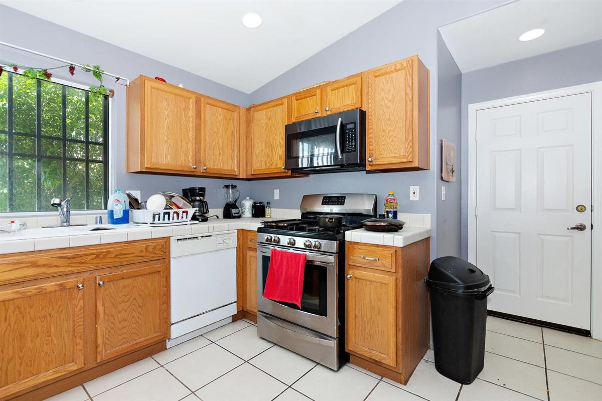 66049 Santa Rosa Road Desert Hot Springs, CA 92240 - Photo 11 of 23 10-Kitchen