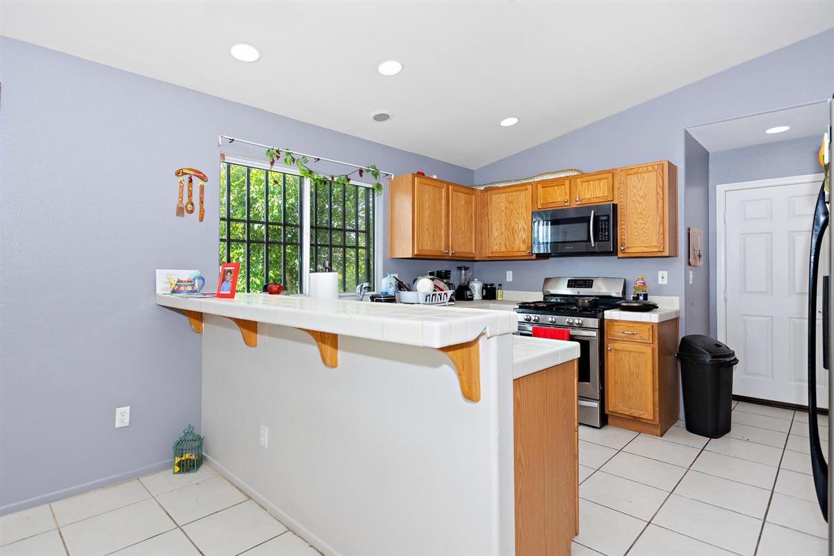 66049 Santa Rosa Road Desert Hot Springs, CA 92240 - Photo 8 of 23 07-Kitchen