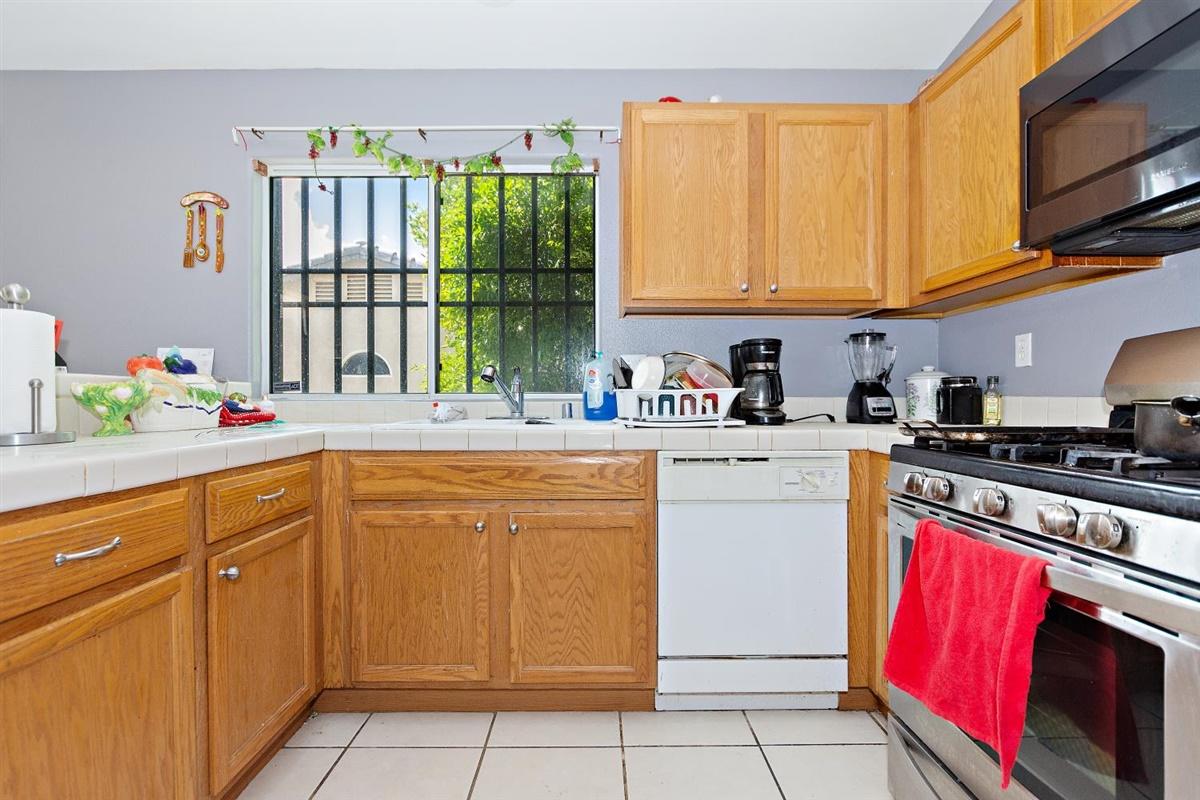 66049 Santa Rosa Road Desert Hot Springs, CA 92240 - Photo 9 of 23 08-Kitchen