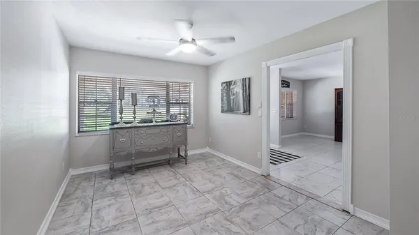 a room that has a mirror and a plant in it