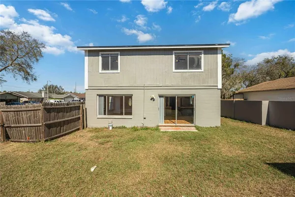 a view of a house with backyard