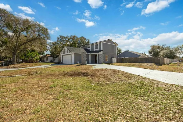 a view of a house with a yard