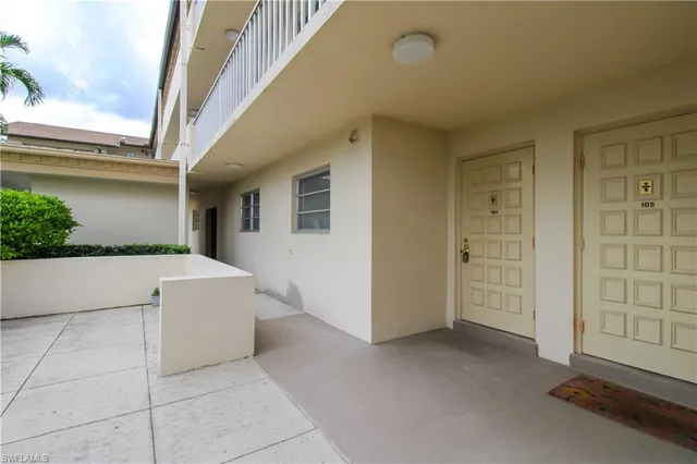 a view of livingroom with furniture and entryway
