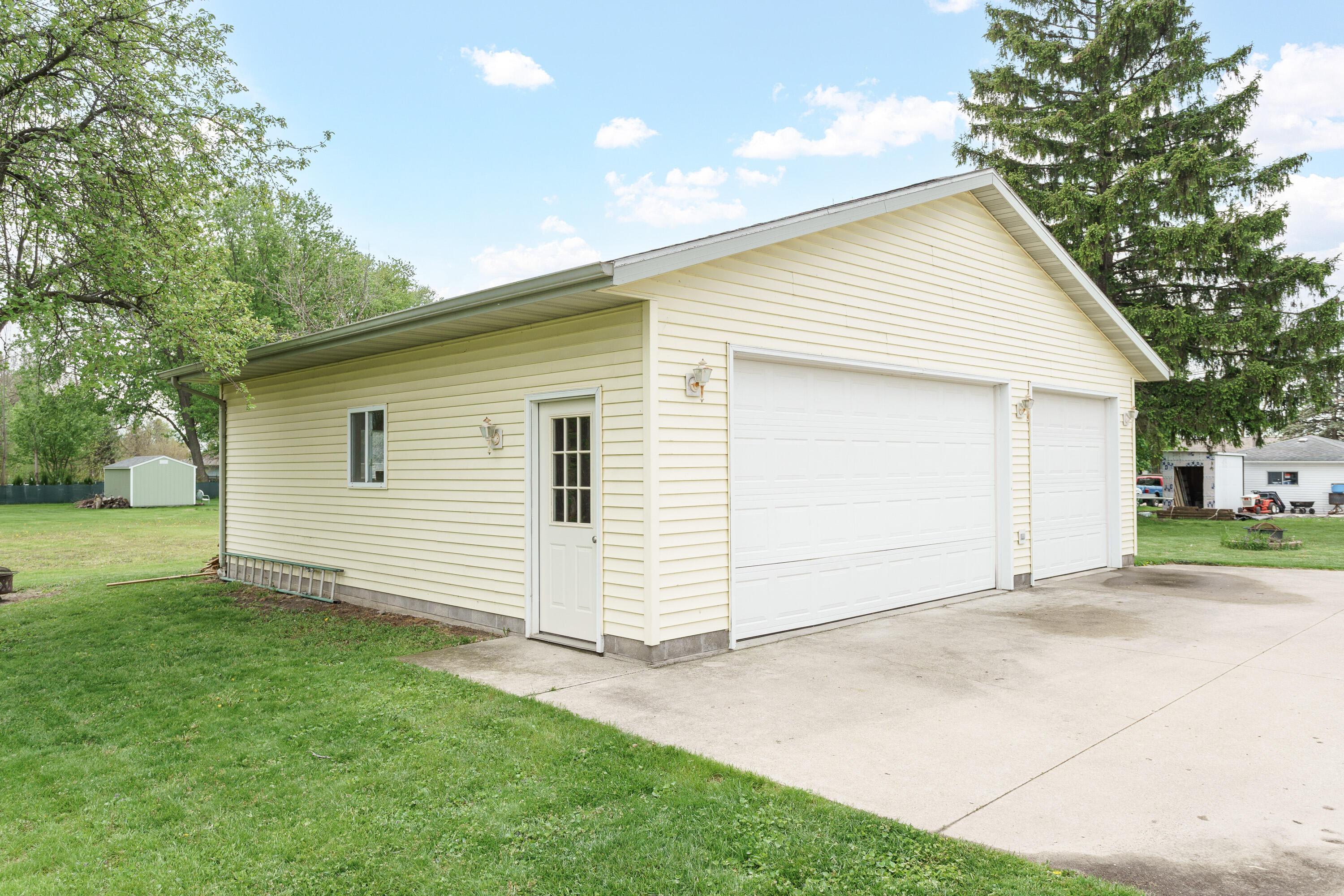 105 Clark Street Watertown, WI 53094 - Photo 3 of 35 Huge garage
