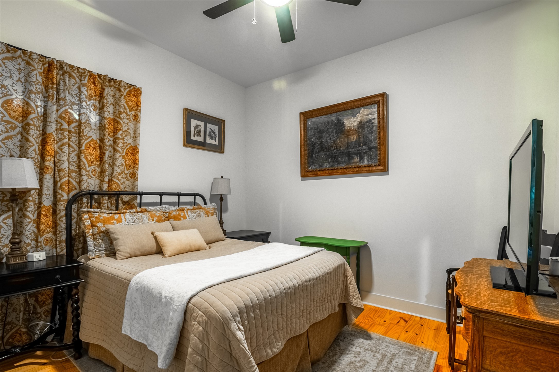 200 Carl Street Houston, TX 77009 - Photo 24 of 32 a bedroom with a bed and a flat screen tv