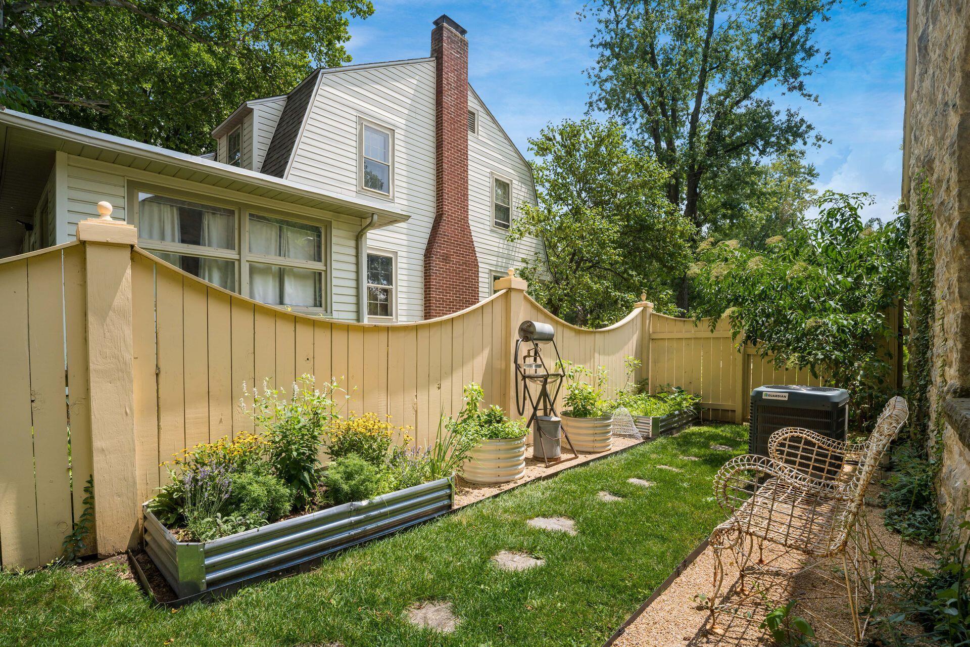 216 Erie Road Columbus, OH 43214 - Photo 47 of 59 Garden