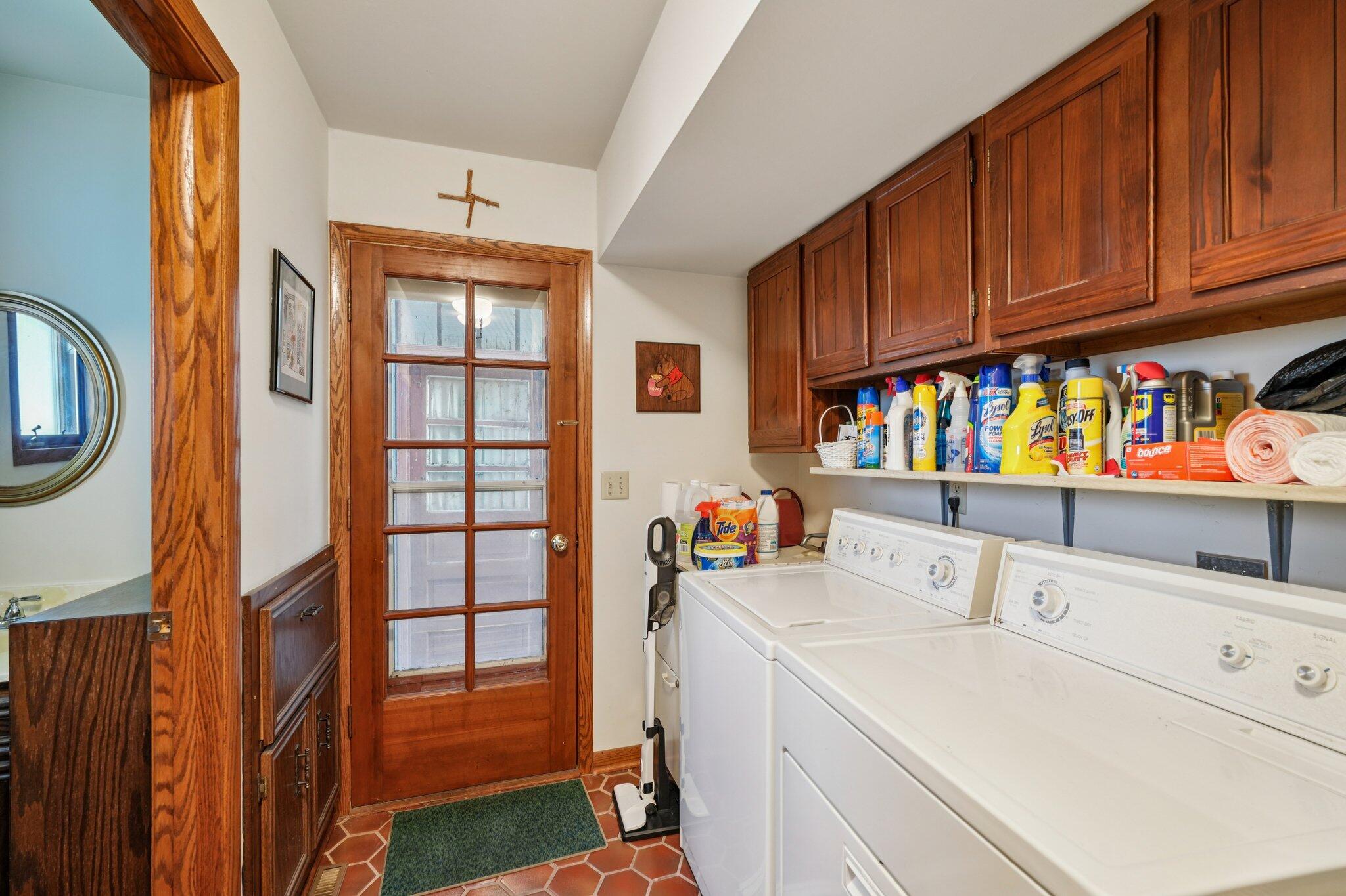 W5706 Bubbling Springs Drive La Grange, WI 53121 - Photo 26 of 52 Laundry room