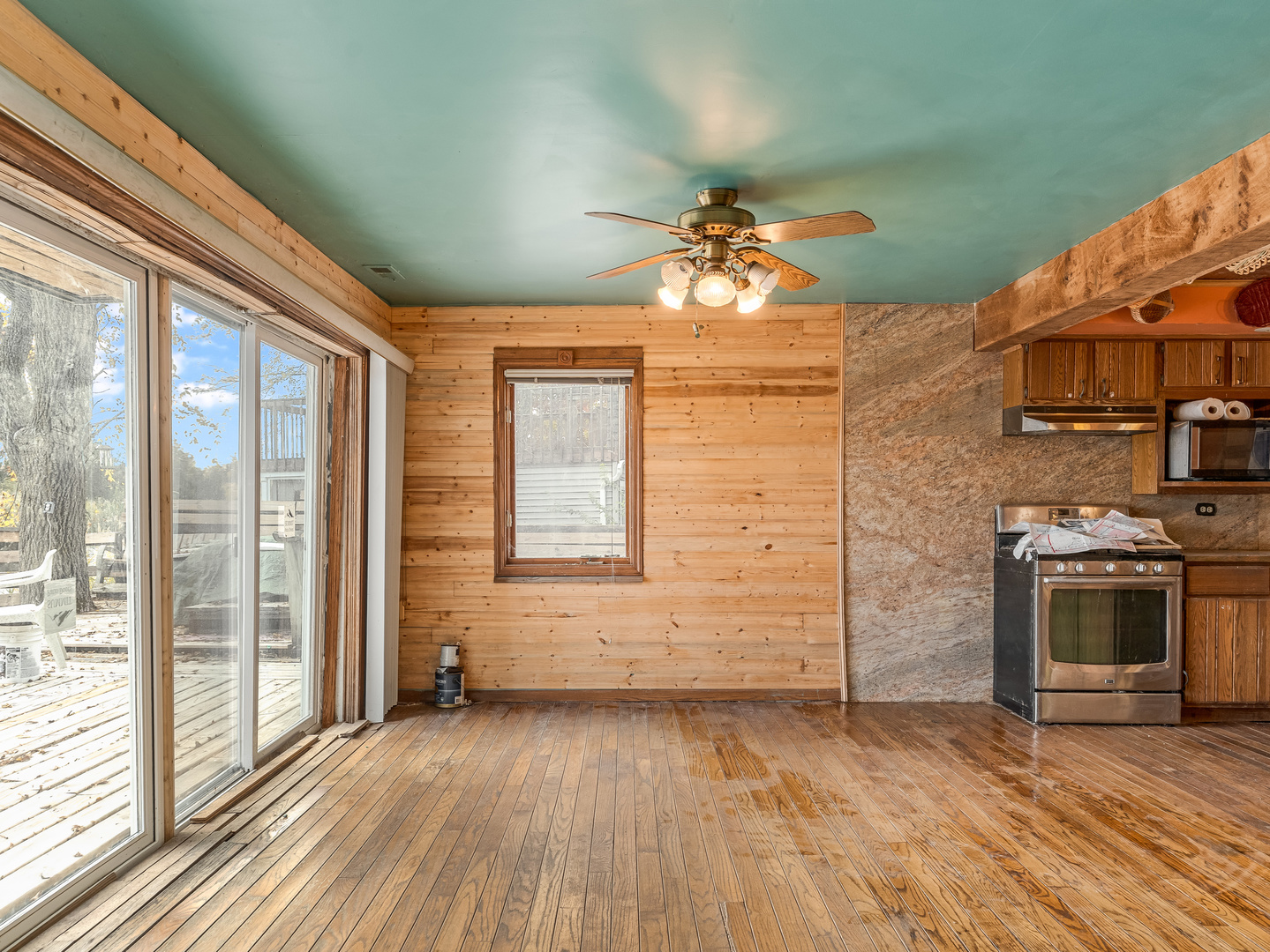 72 Largemouth Lane Wilmington, IL 60481 - Photo 16 of 34 a view of a livingroom with a chandelier