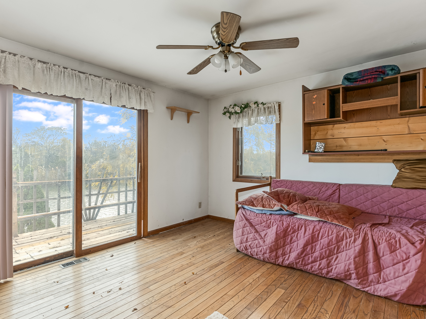 72 Largemouth Lane Wilmington, IL 60481 - Photo 22 of 34 a living room with couch and wooden floor