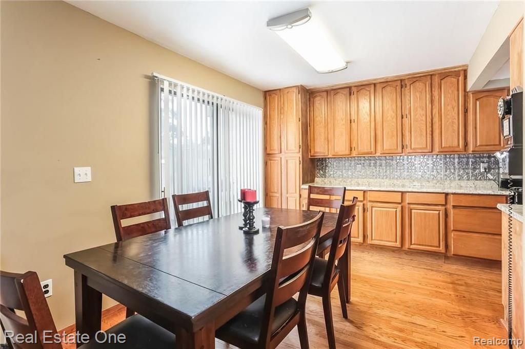 637 Oakbrook West, Unit 20 Rochester Hills, MI 48307 - Photo 5 of 24