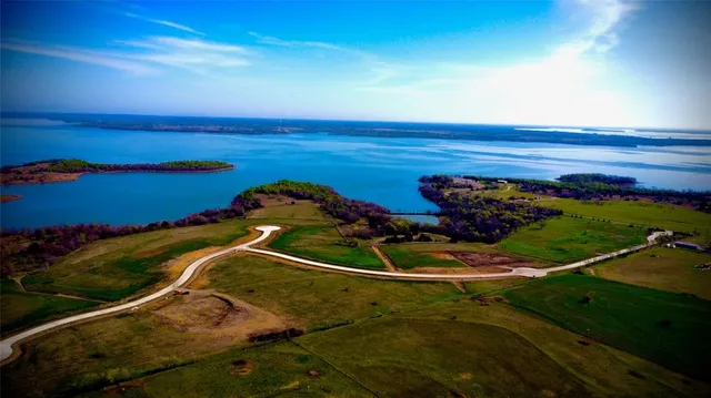 $595,000 | 921 Waters Edge Drive, Sanger, TX 76266