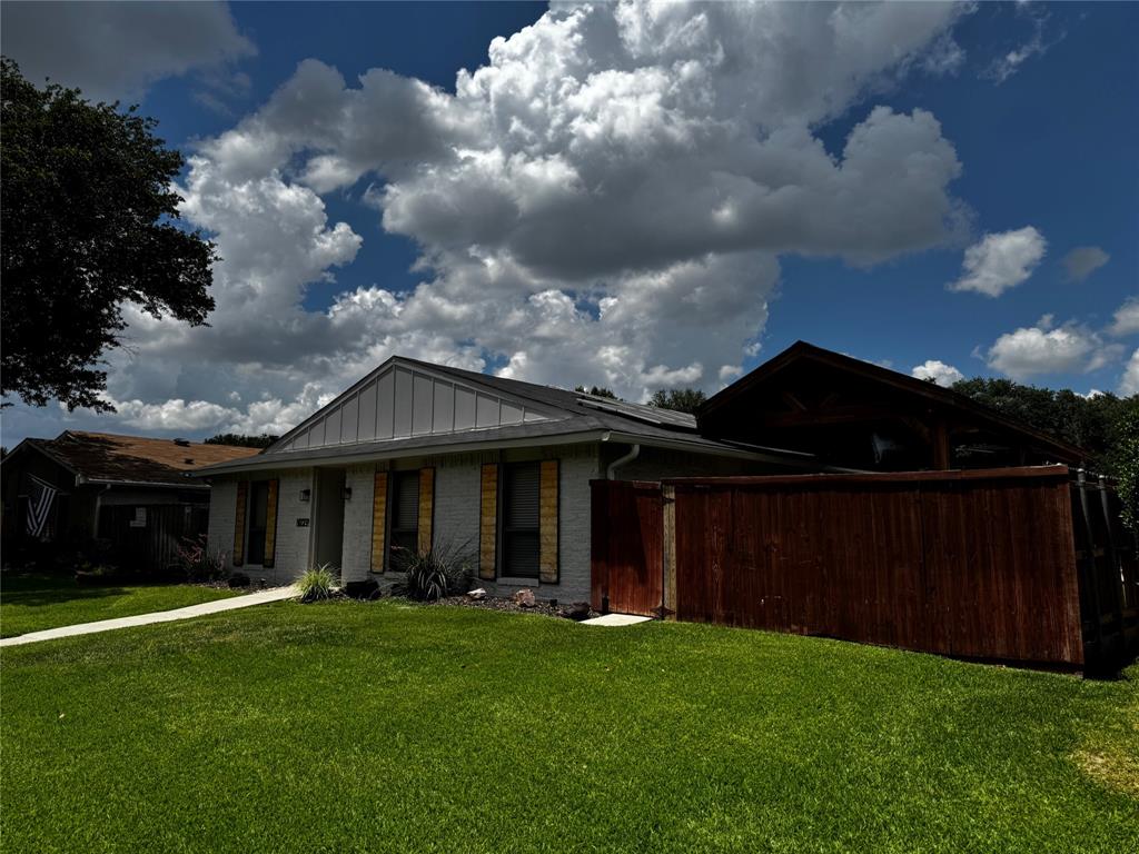 1029 Cross Bend Road Plano, TX 75023 - Photo 2 of 33