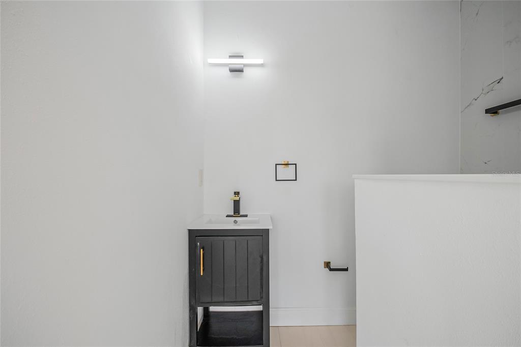 38835 Pine Street Umatilla, FL 32784 - Photo 21 of 36 a bathroom with a bathtub