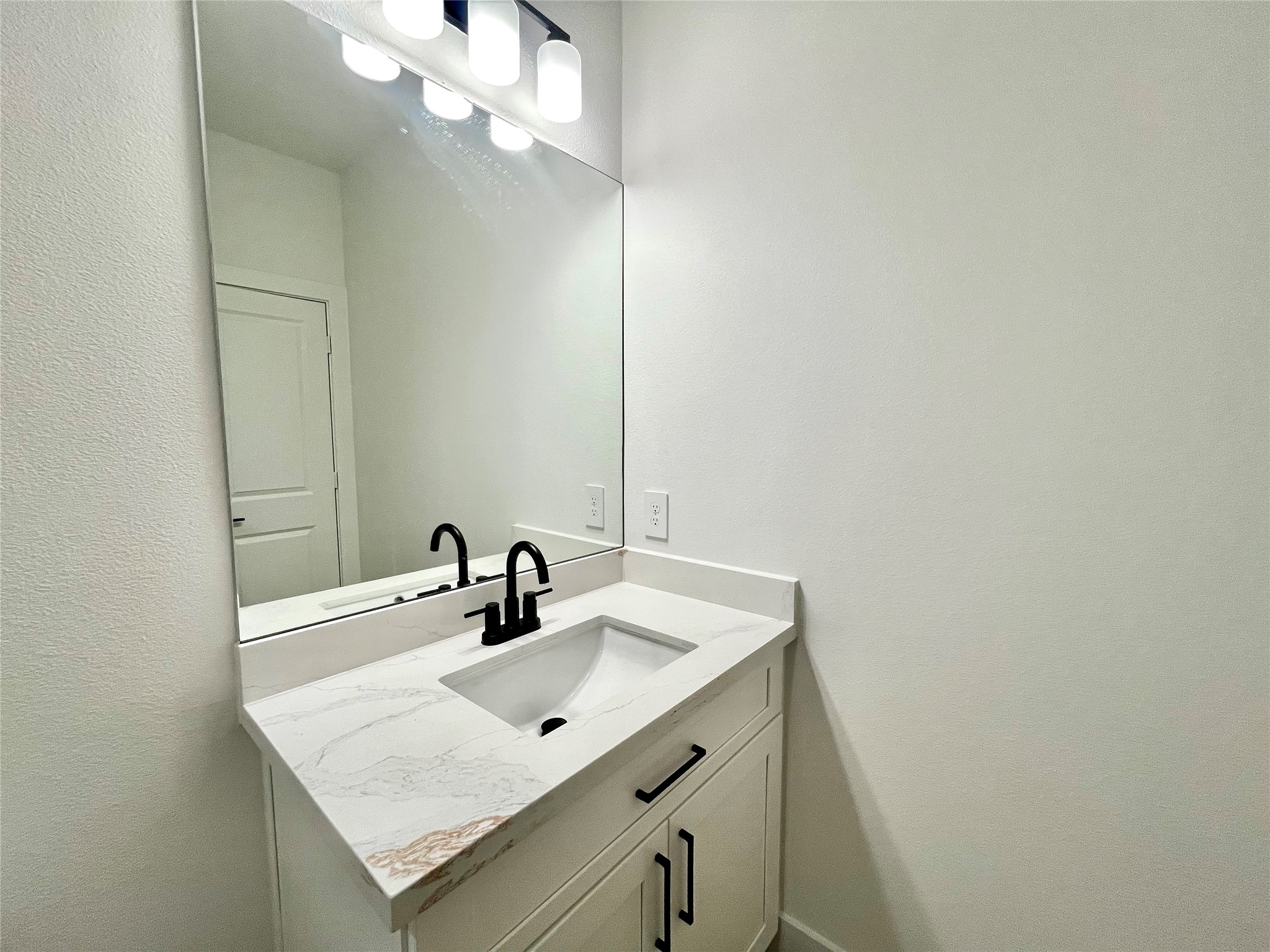 5710 Delmack Street, Unit B Houston, TX 77032 - Photo 26 of 30 2nd Bathroom