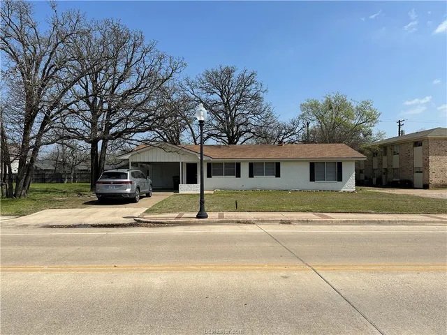 $2,200 | 4005 College Main Street, Bryan, TX 77801