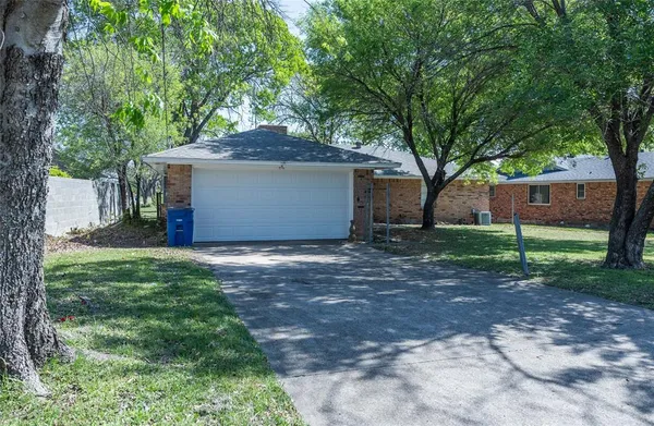 a view of a house with a backyard