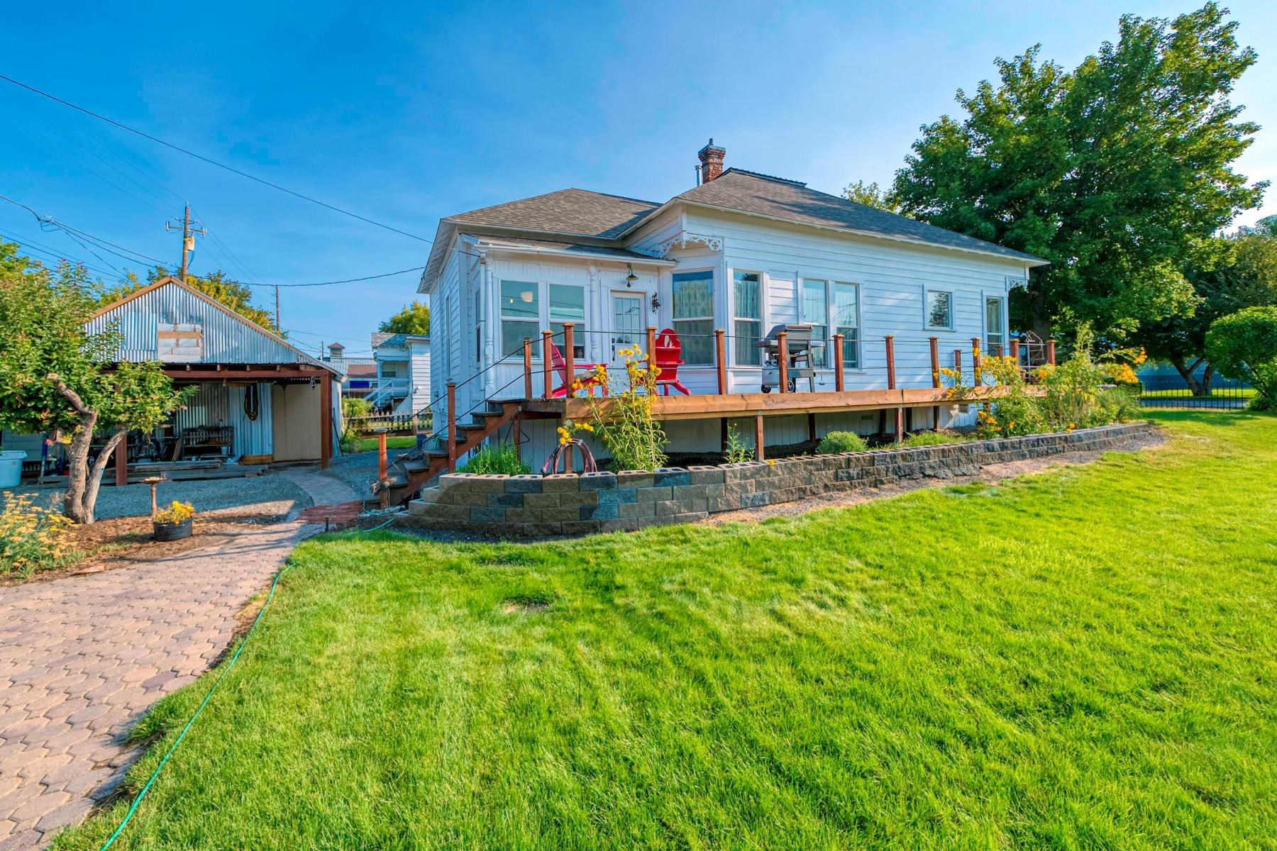 a view of a house with swimming pool and a yard