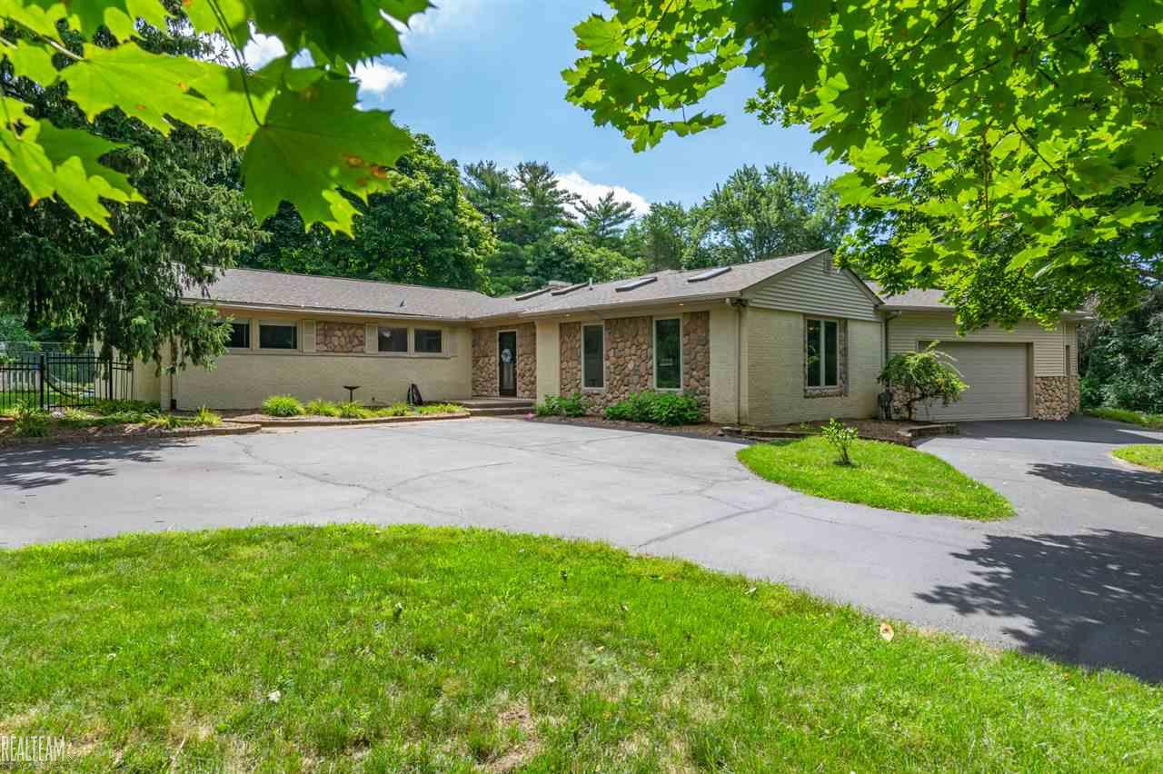 307 Oaklane Drive Rochester, MI 48306 - Photo 1 of 37 50024766.JPG