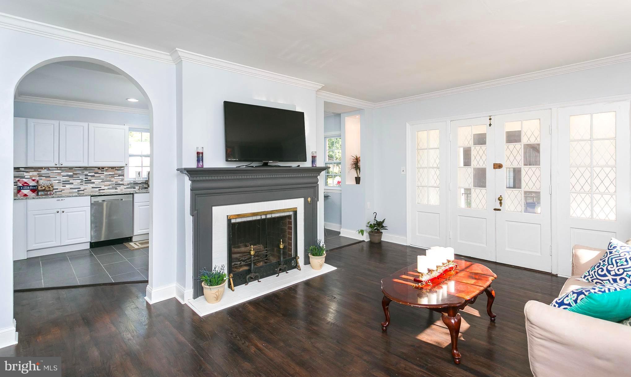 705 Brookwood Road Baltimore, MD 21229 - Photo 2 of 30 Living Room