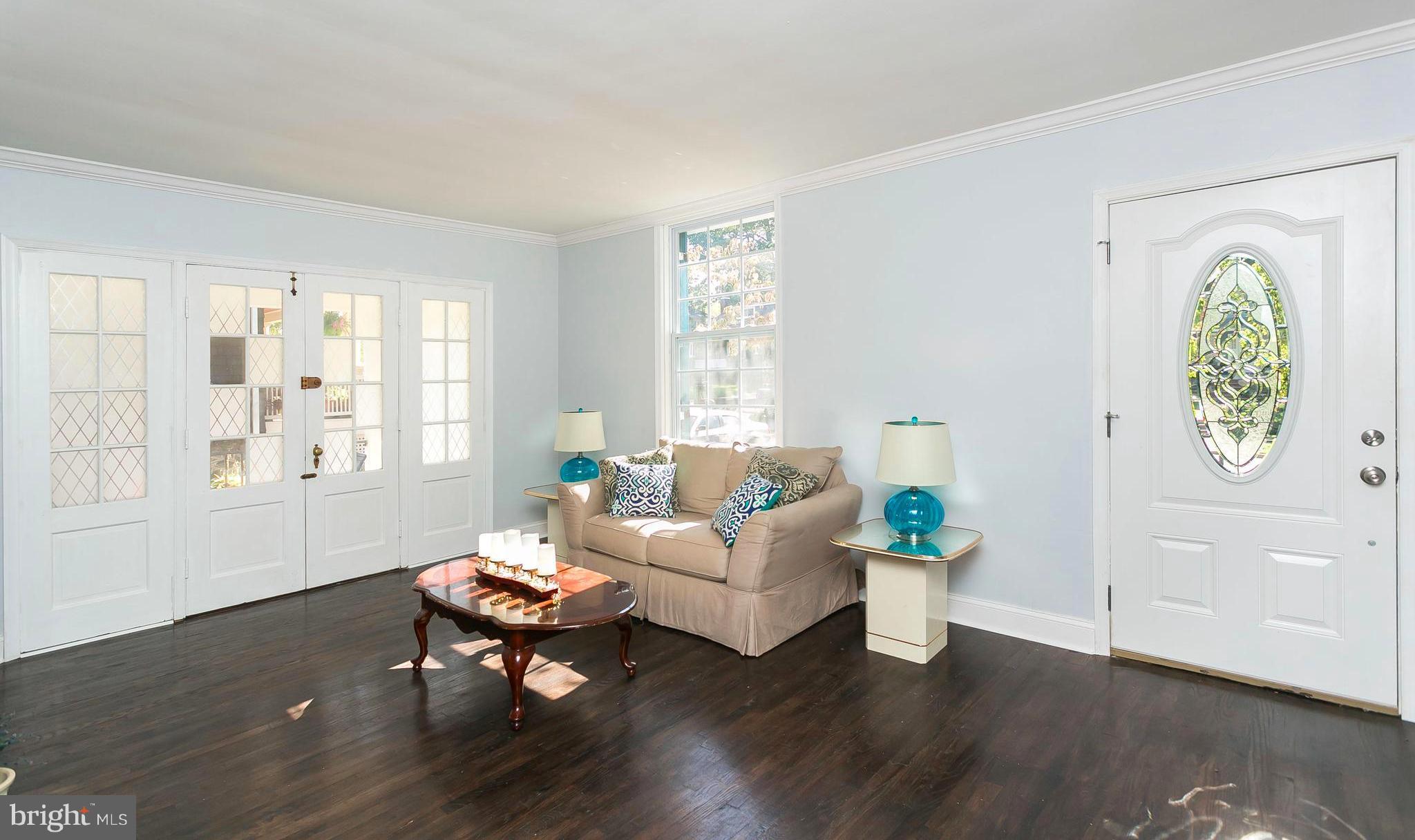 705 Brookwood Road Baltimore, MD 21229 - Photo 7 of 30 Living Room