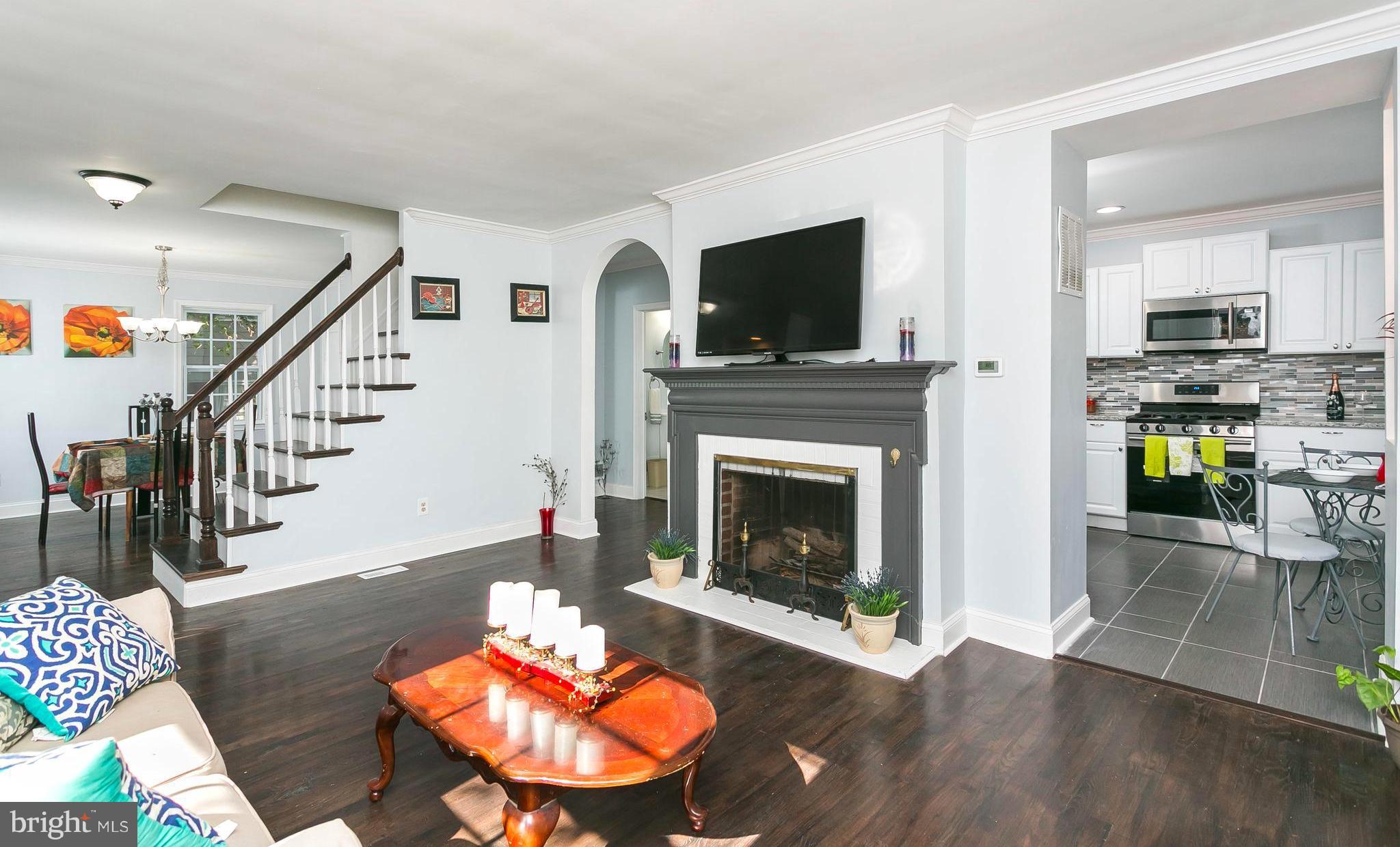 705 Brookwood Road Baltimore, MD 21229 - Photo 8 of 30 Living Room