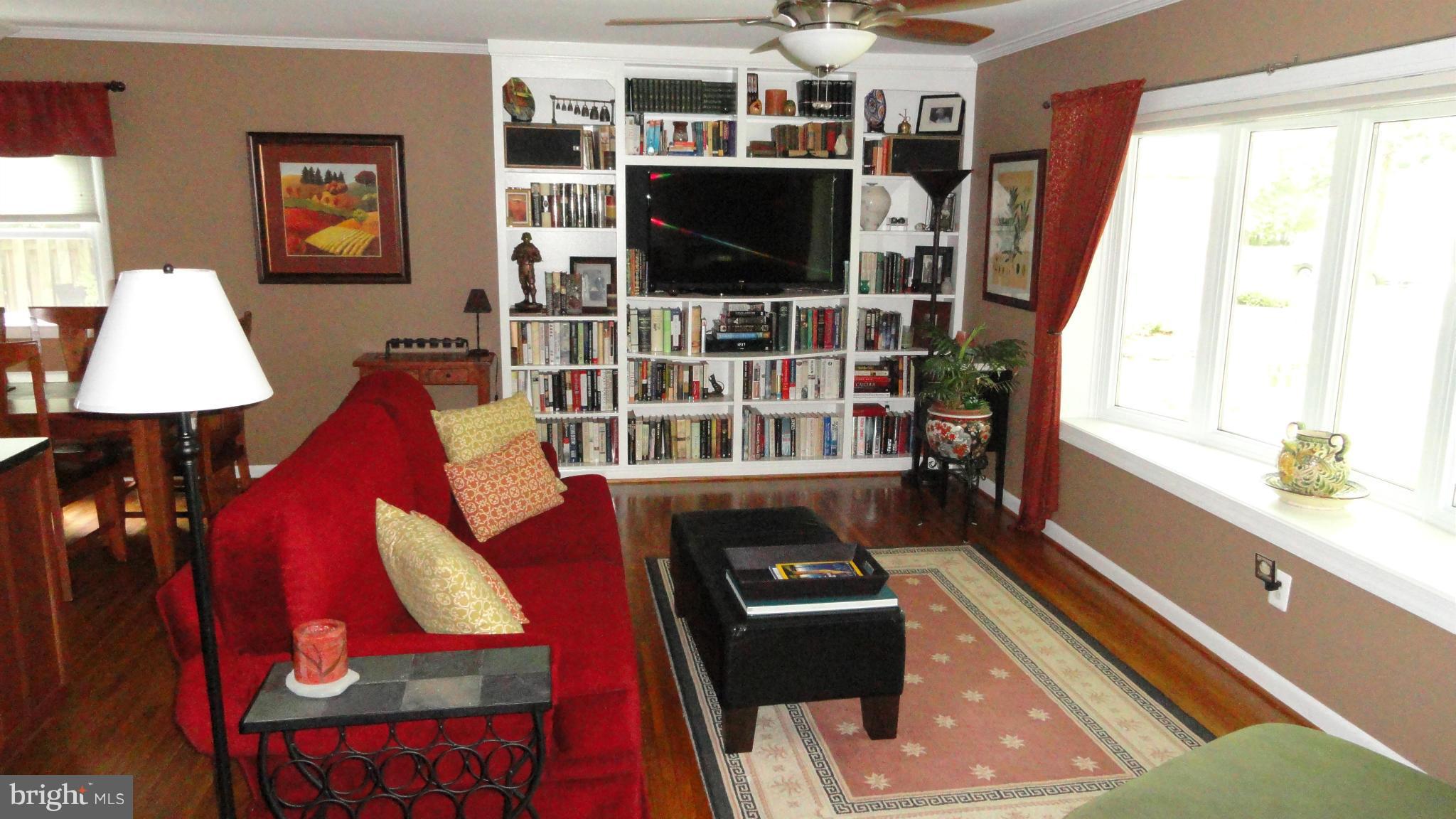 7125 Dryburgh Court Springfield, VA 22152 - Photo 8 of 30 Living Room
