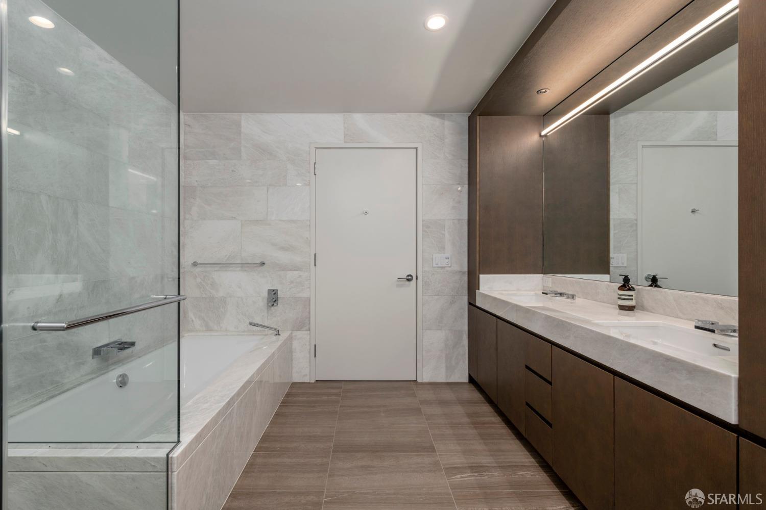 488 Folsom Street, Unit 4305 San Francisco, CA 94105 - Photo 16 of 45 a bathroom with a bathtub and a sink