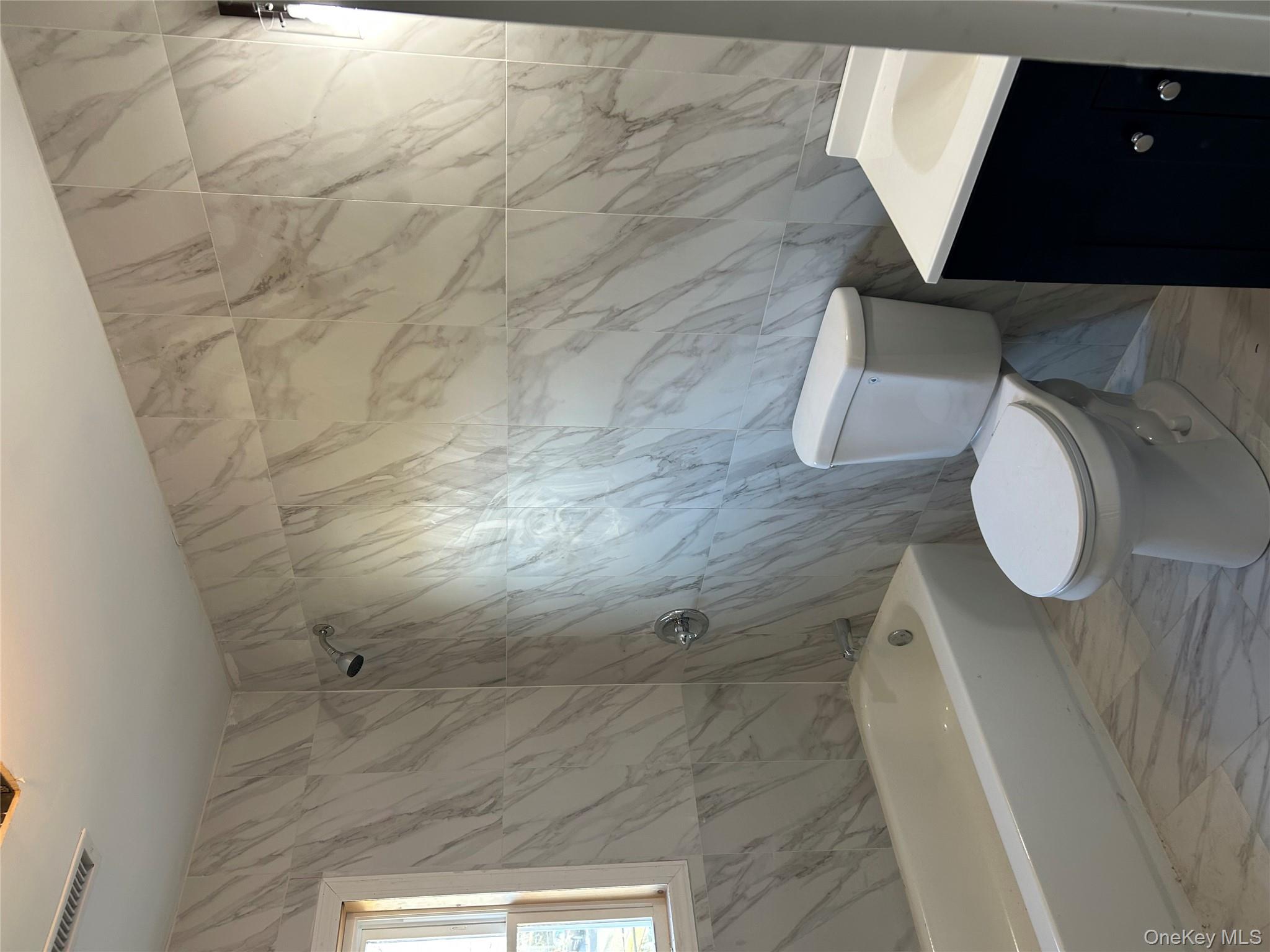 562 South 9th Avenue Mount Vernon, NY 10550 - Photo 4 of 8 a bathroom with a toilet a sink and bathtub