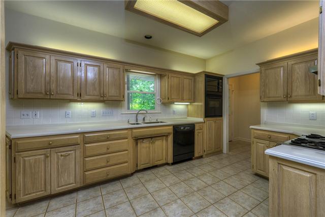 8641 Griffith Road Nashville, TN 37221 - Photo 8 of 20 Kitchen with solid surface counter tops.