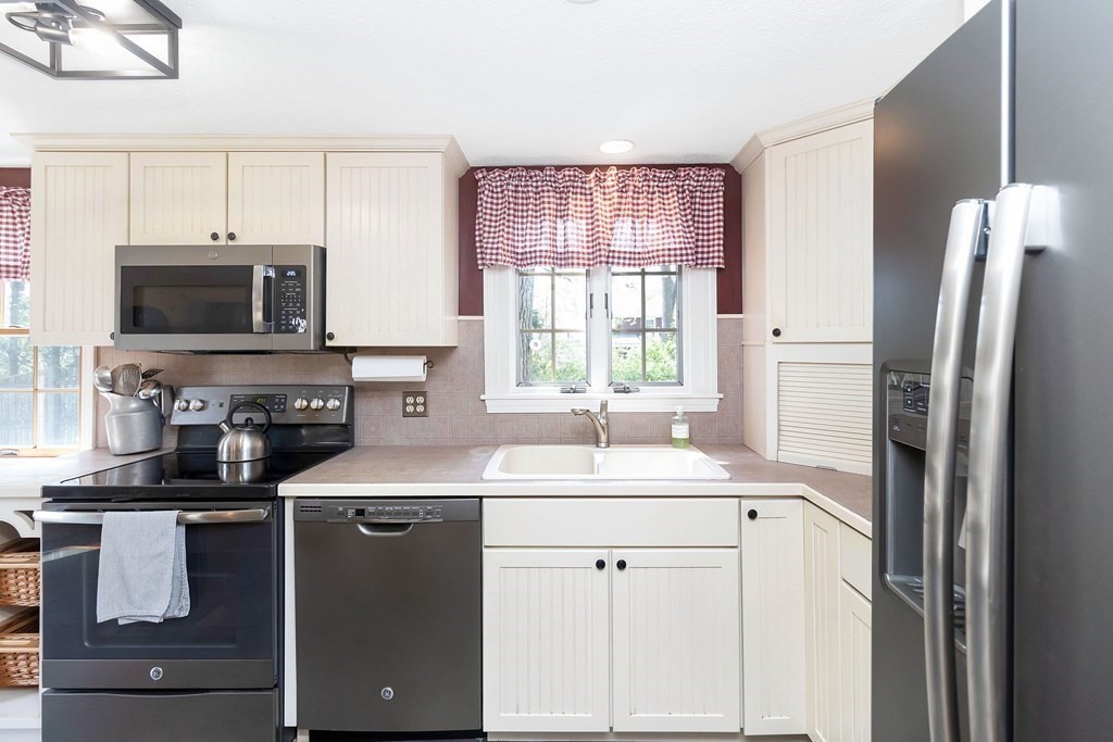 15 Maxwell Place Springfield, MA 01118 - Photo 9 of 42 Gallery Image 9