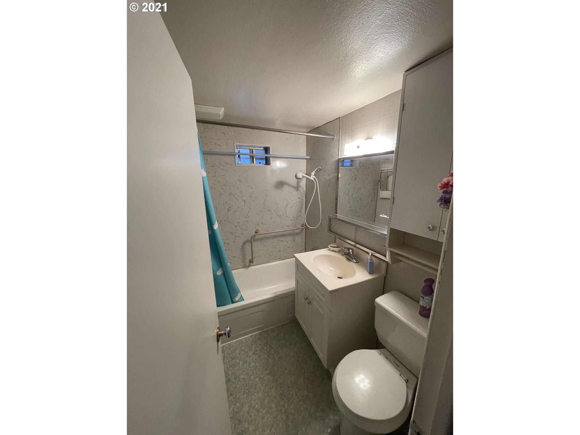 2002 H Street Springfield, OR 97477 - Photo 4 of 17 a bathroom with a toilet sink shower and mirror