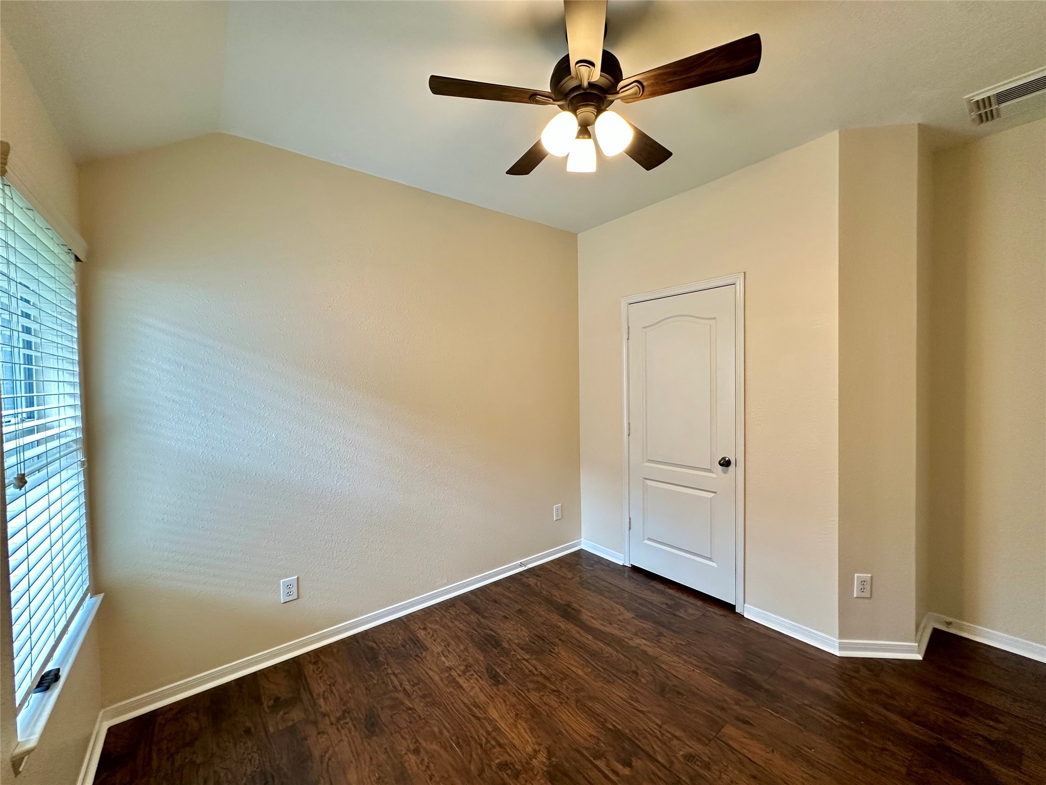 2608 Courtyard Lane Pearland, TX 77584 - Photo 14 of 25 Gallery Image 14