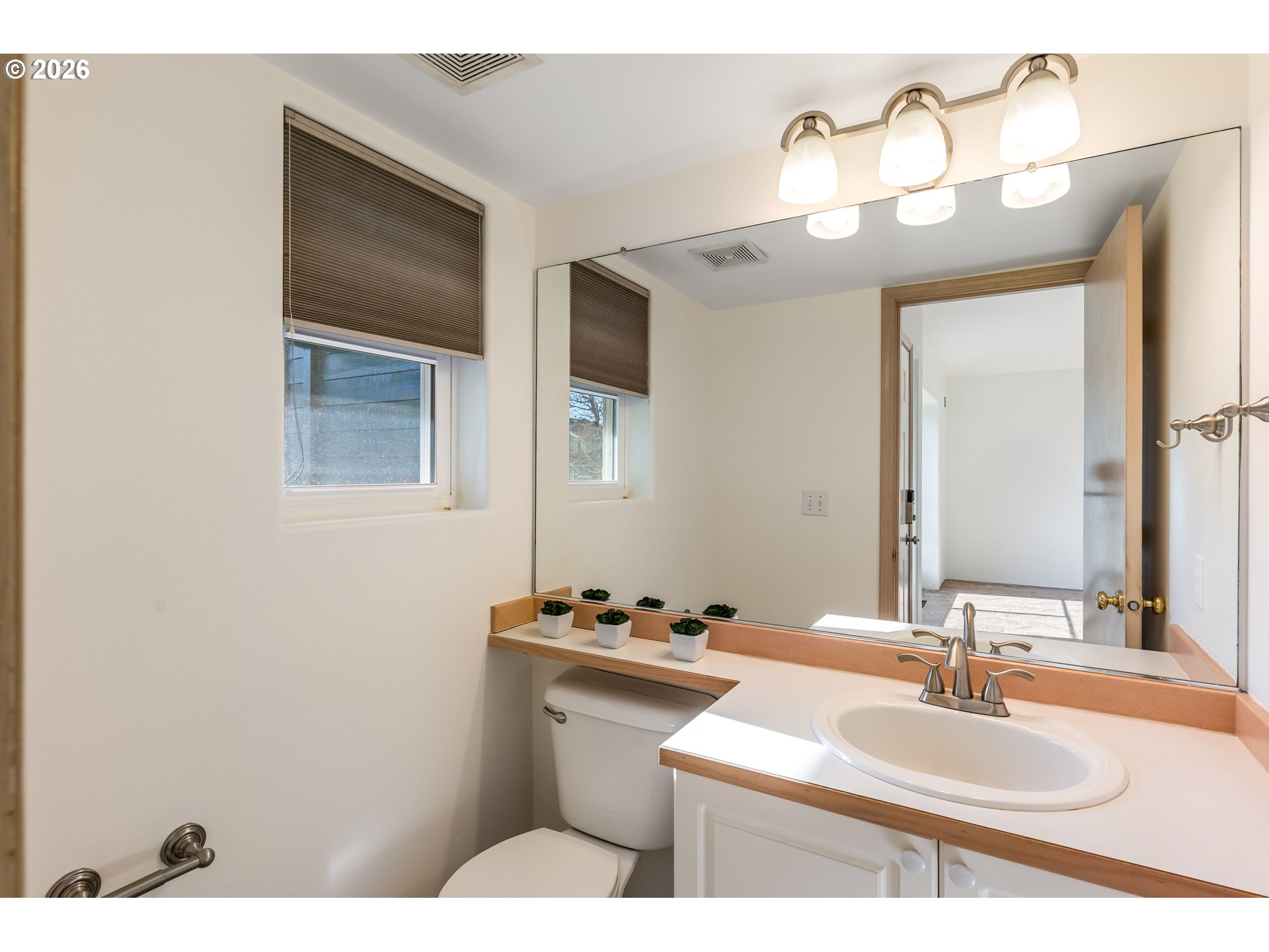 1815 Southwest Northstar Loop Troutdale, OR 97060 - Photo 11 of 45 Bathroom