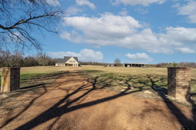 a view of a large yard