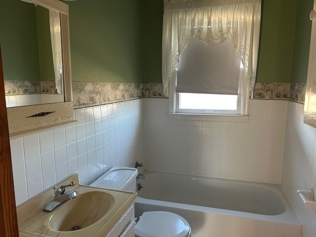 3915 Oak Ridge Road Palmyra, TN 37142 - Photo 55 of 61 a bathroom with a sink and a tub