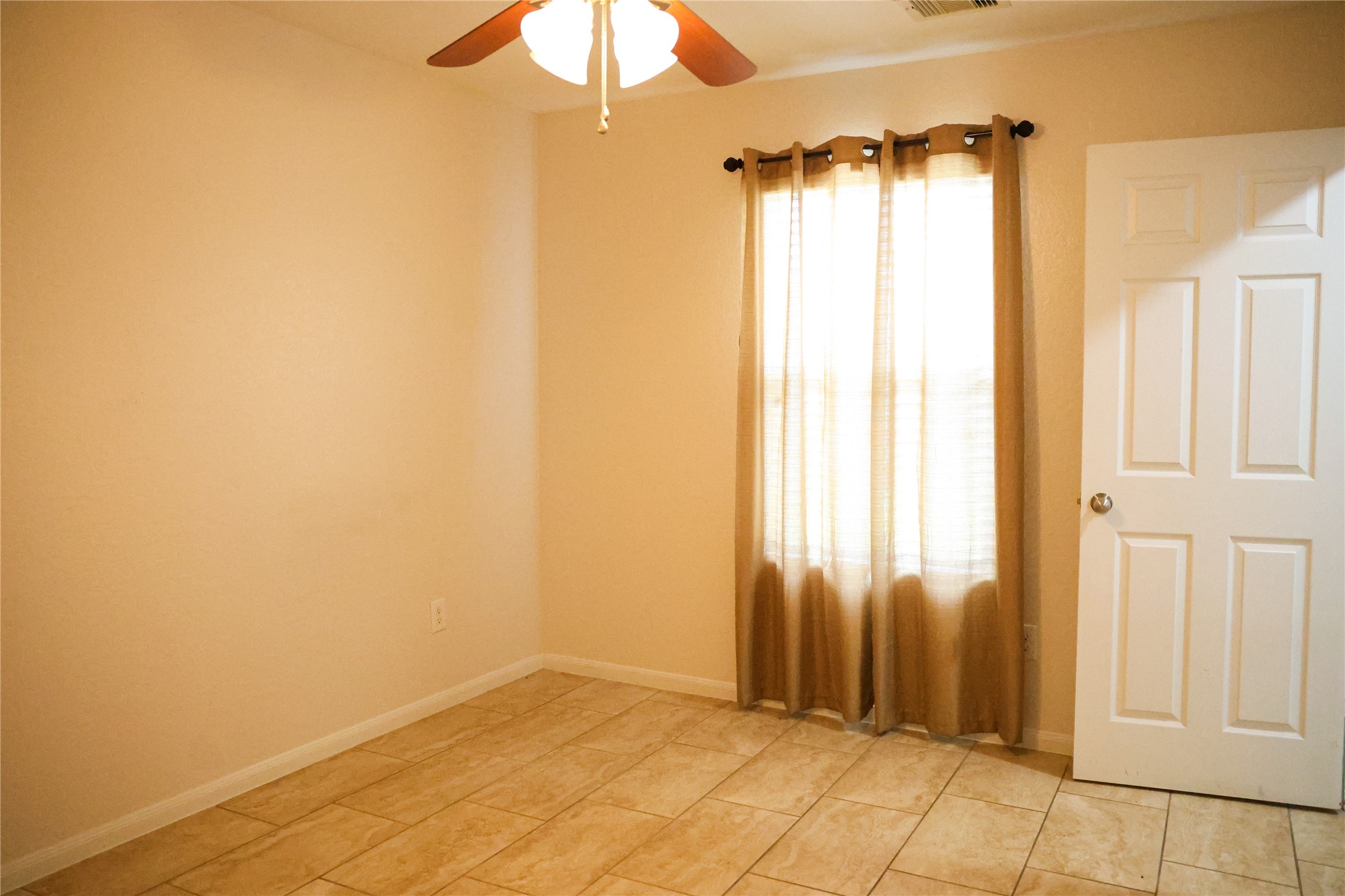 15631 South Fall Fern Circle Houston, TX 77044 - Photo 10 of 25 Downstairs 4th bedroom or flex space with endless possibilities — ideal for a home office, game room, gym, or guest suite.