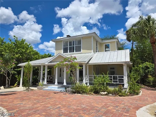 $2,500 | 2579 Second Street, Fort Myers, FL 33901