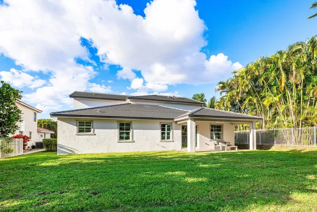a view of a house with a backyard