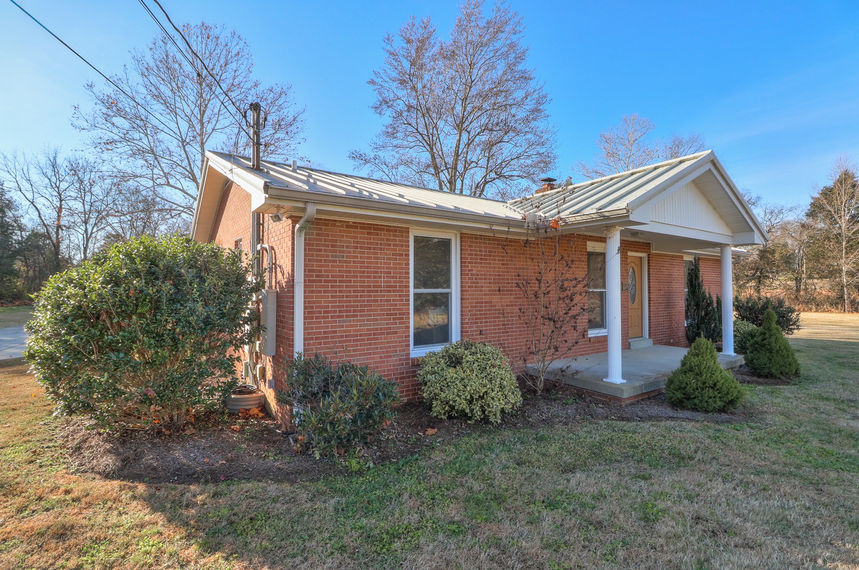 1824 Logue Road Mount Juliet, TN 37122 - Photo 3 of 53 a front view of a house with garden
