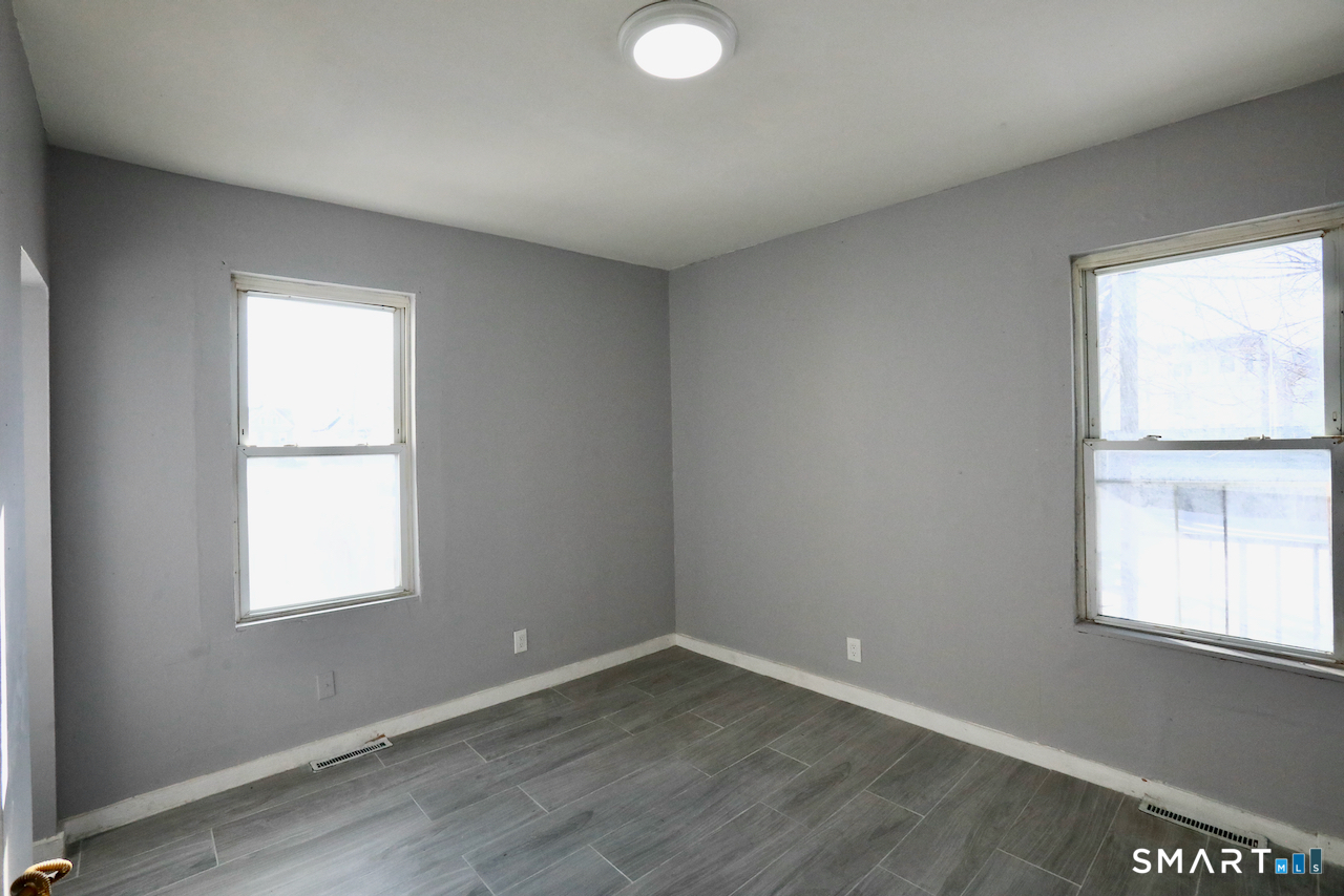 156 Poplar Street, Unit 1 New Haven, CT 06513 - Photo 27 of 31 an empty room with a window