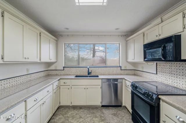 $579,900 | 121 Spencer Lane, Rockwood, TN 37854