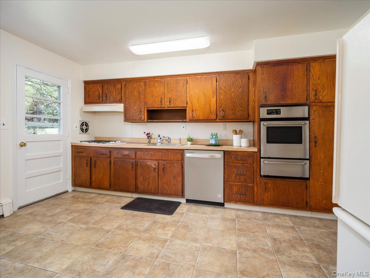 3 Spring Rock Place Spring Valley, NY 10977 - Photo 12 of 42