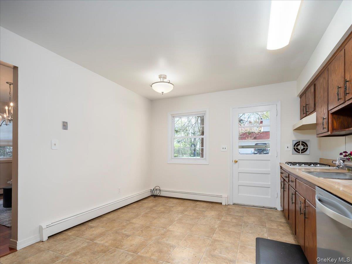 3 Spring Rock Place Spring Valley, NY 10977 - Photo 13 of 42 Eat-In Kitchen