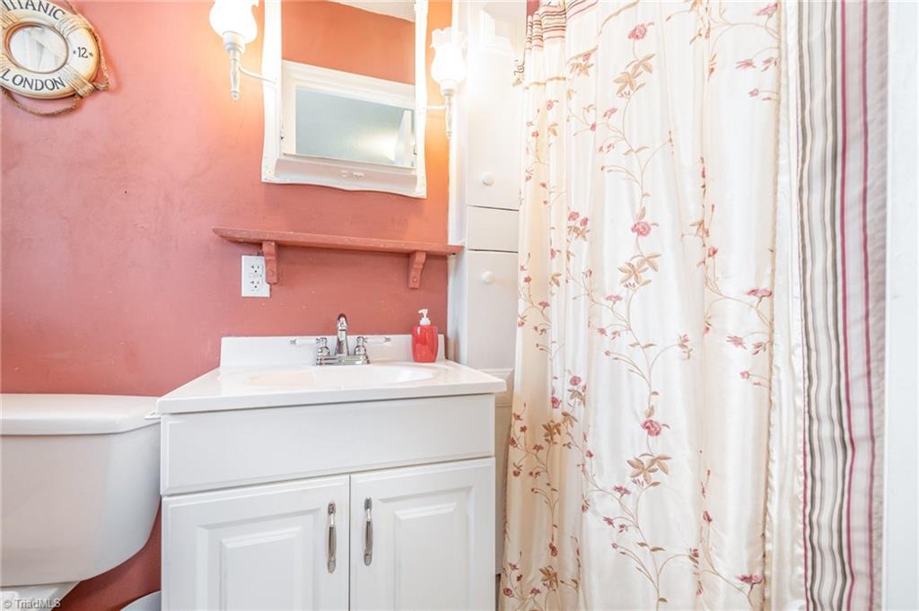 1660 Michael Road Lexington, NC 27295 - Photo 13 of 29 Ensuite bathroom