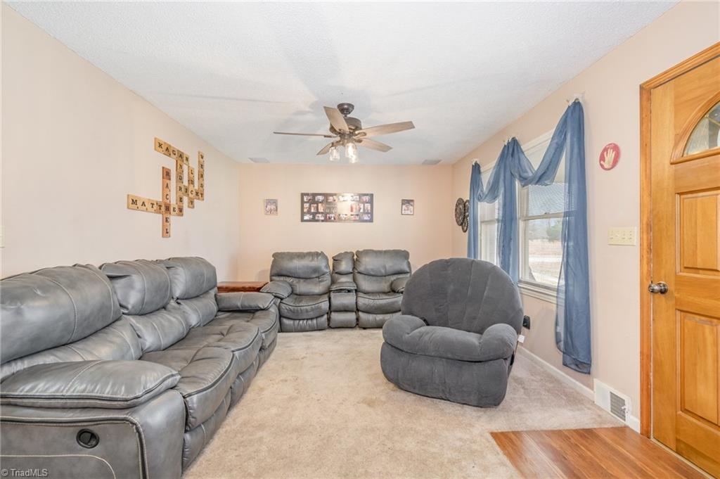 1660 Michael Road Lexington, NC 27295 - Photo 3 of 29 Living Room