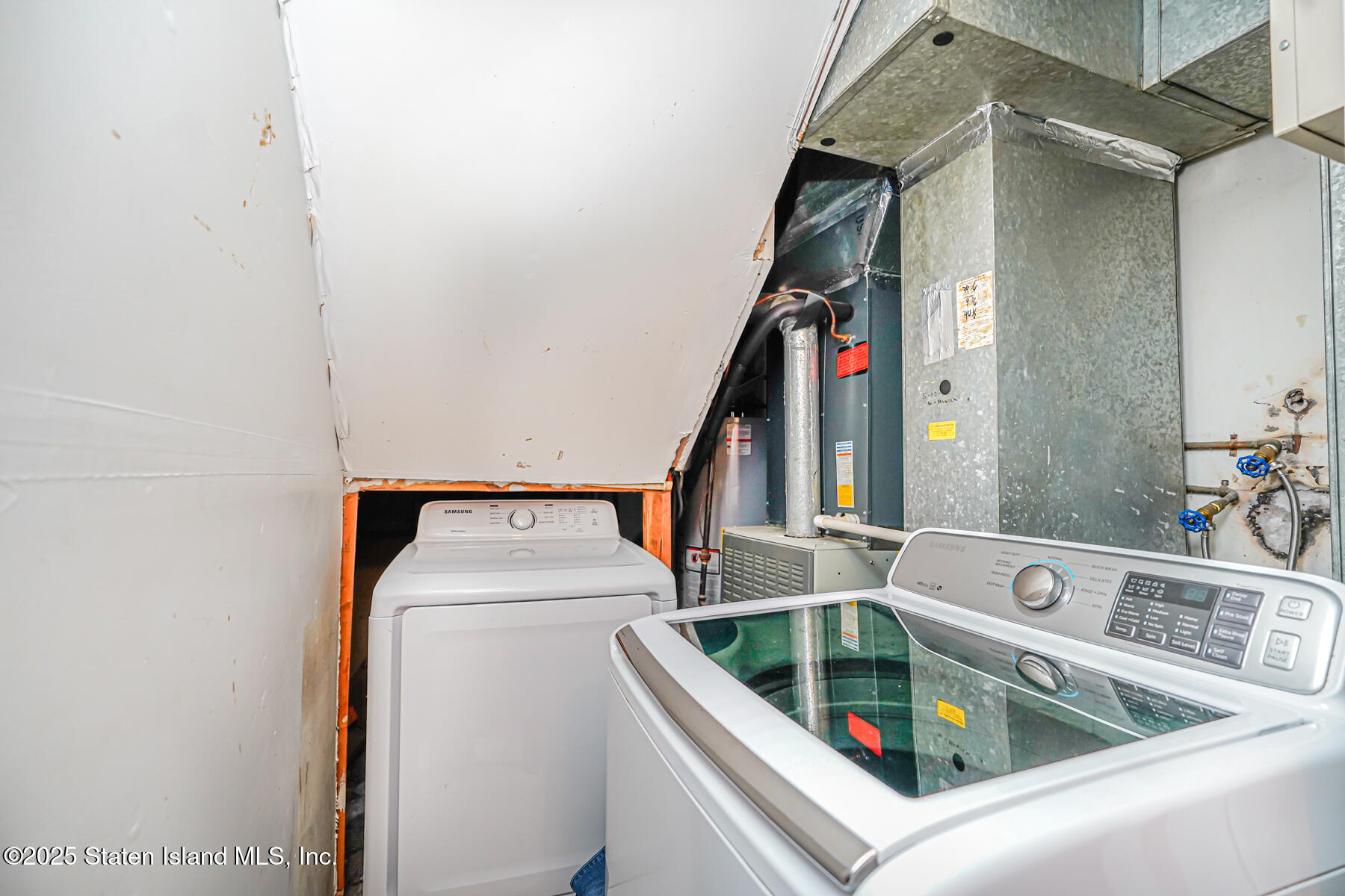 443 Ridgewood Avenue Staten Island, NY 10312 - Photo 23 of 26 a utility room with dryer and washer