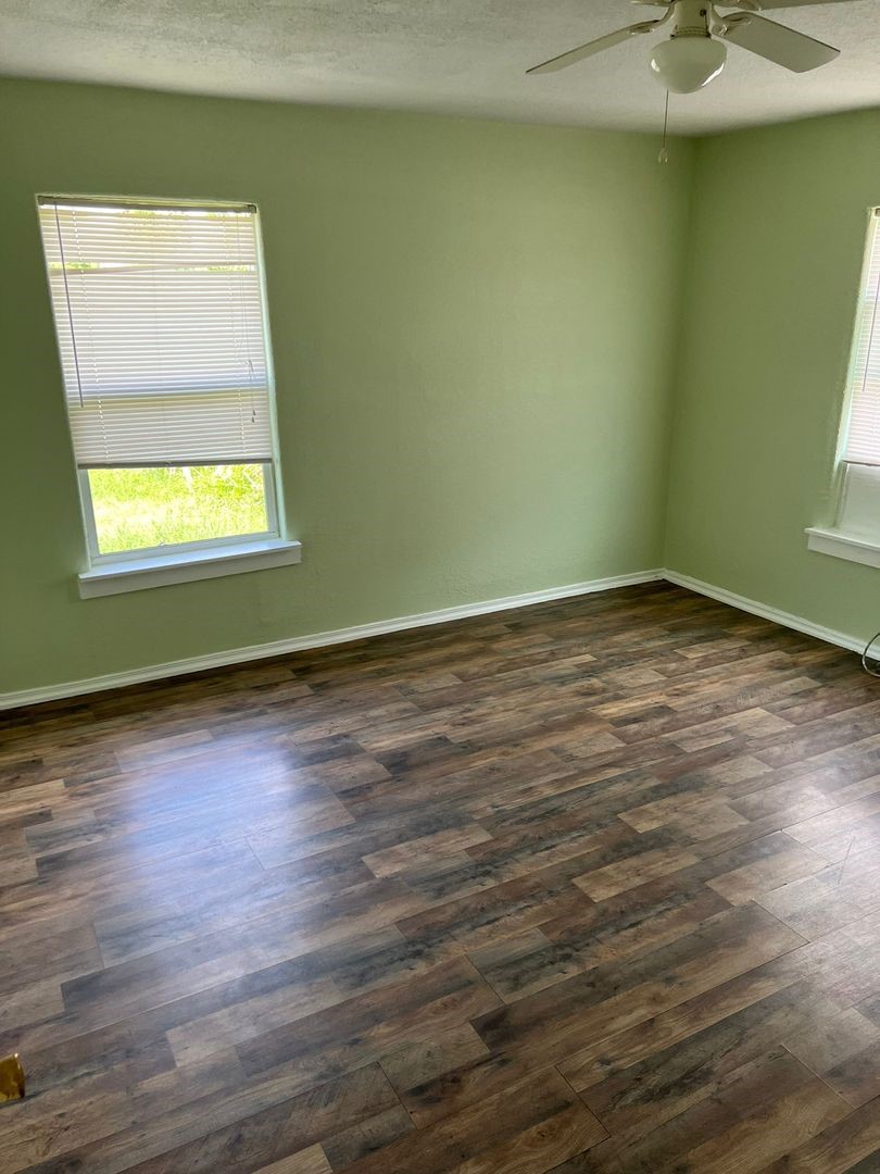 527 West 8th Street Freeport, TX 77541 - Photo 7 of 10 an empty room with a window
