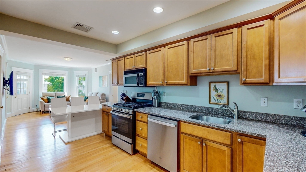 33 Main Street, Unit 2 Somerville, MA 02145 - Photo 6 of 20