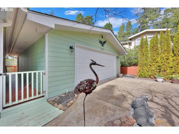 a view of a backyard